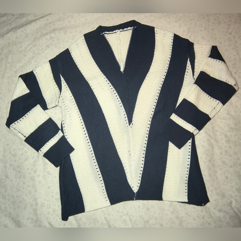 Elegant V-Neck Sweater - Navy and Cream